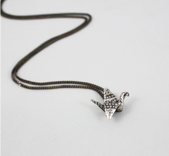 Silver_origami_crane_necklace_spotted-pattern_1