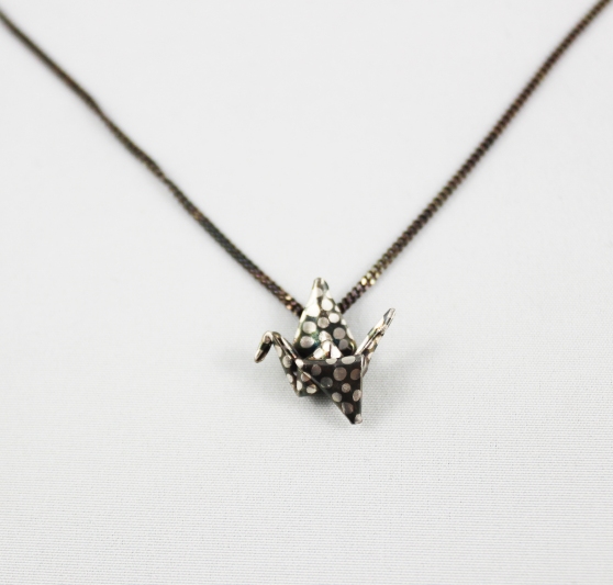Silver_origami_crane_necklace_spotted-pattern_1_2